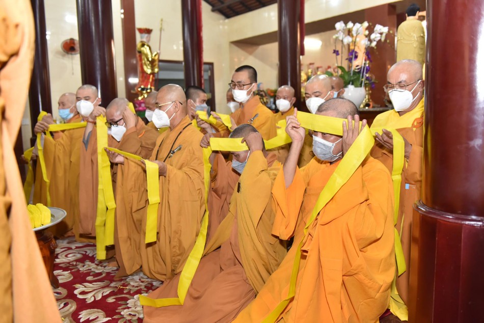 Chư tôn đức trong lễ thành phục