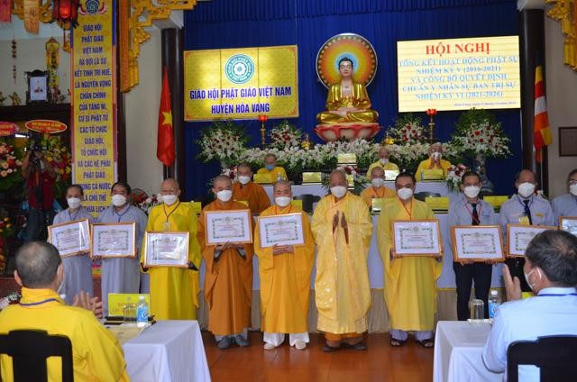 Chư tôn đức Tăng Ni, Phật tử thuộc Phật giáo huyện nhận Bằng tuyên dương công đức của Ban Trị sự GHPGVN TP.Đà Nẵng Chư tôn đức Tăng Ni, Phật tử thuộc Phật giáo huyện nhận Bằng tuyên dương công đức của Ban Trị sự GHPGVN TP.Đà Nẵng