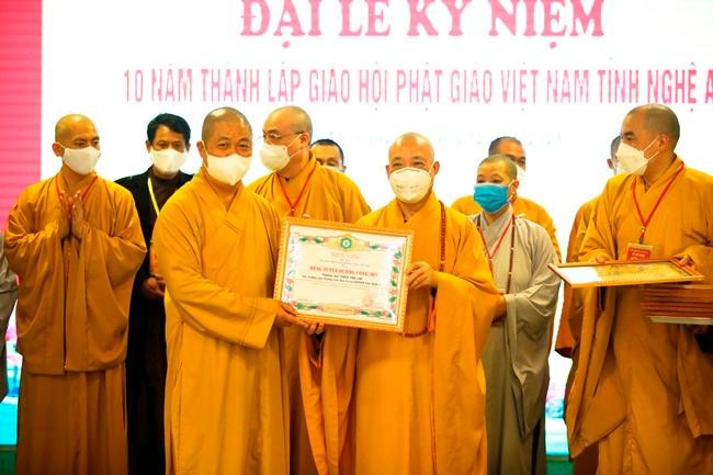 Hòa thượng Thích Bảo Nghiêm, Phó Chủ tịch Hội đồng Trị sự trao Bằng tuyên dương công đức của GHPGVN đến Thượng tọa Thích Thọ Lạc