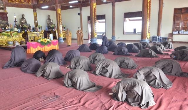 Giới tử đỉnh lễ Hòa thượng giáo giới Giới tử đỉnh lễ Hòa thượng giáo giới