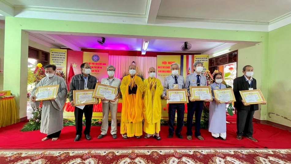 Các Phật tử nhận Bằng tuyên dương công đức Các Phật tử nhận Bằng tuyên dương công đức