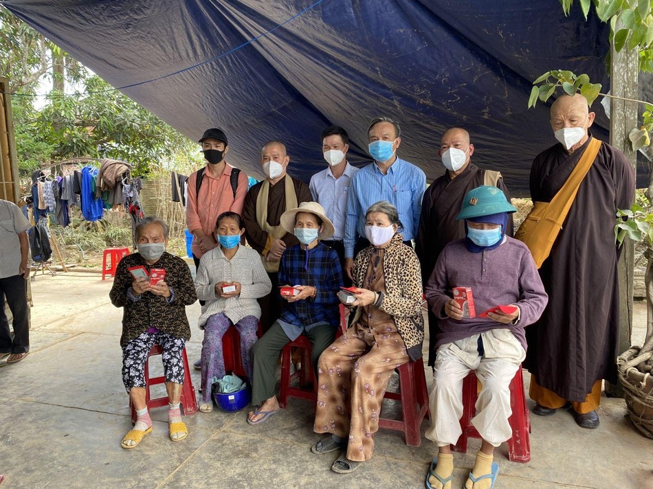 Trao quà đến những gia đình khó khăn Trao quà đến những gia đình khó khăn