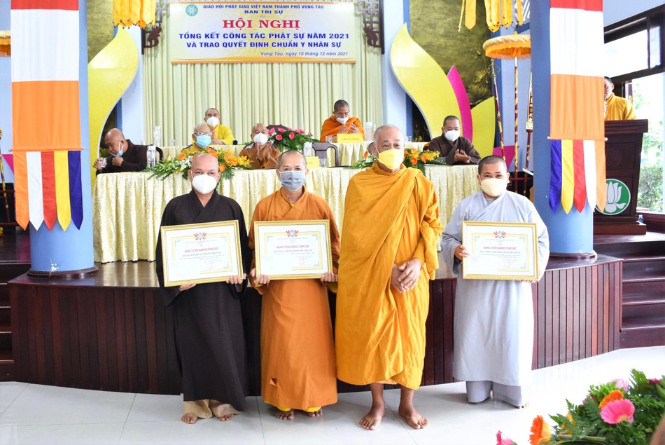 Chư tôn đức Tăng Ni nhận Bằng tuyên dương công đức của Ban Trị sự tỉnh Chư tôn đức Tăng Ni nhận Bằng tuyên dương công đức của Ban Trị sự tỉnh