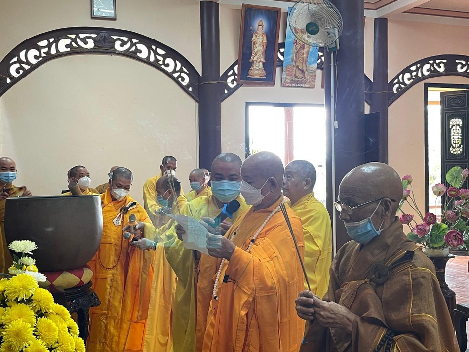 Chư tôn đức thực hiện các nghi thức lễ nhập kim quan theo thiền môn xứ Huế Chư tôn đức thực hiện các nghi thức lễ nhập kim quan theo thiền môn xứ Huế