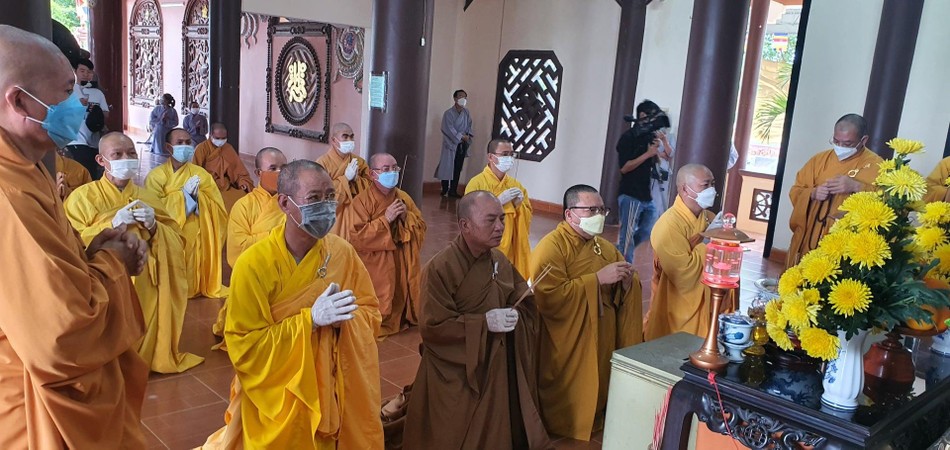 Môn đồ pháp quyến đảnh lễ Giác linh Hòa thượng Môn đồ pháp quyến đảnh lễ Giác linh Hòa thượng