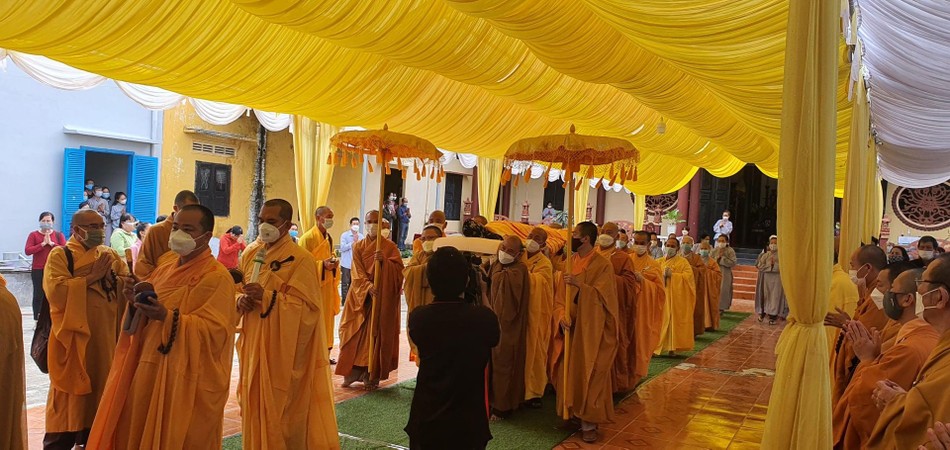 Cung thỉnh nhục thân Hòa thượng từ thiền thất đến Giác linh đường để nhập kim quan Cung thỉnh nhục thân Hòa thượng từ thiền thất đến Giác linh đường để nhập kim quan