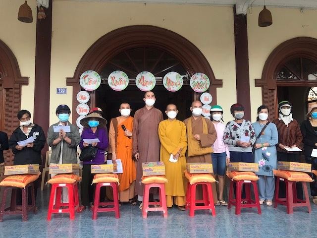 Đoàn đã chia sẻ 400 phần quà đến bà con tại 2 địa phương Đoàn đã chia sẻ 400 phần quà đến bà con tại 2 địa phương