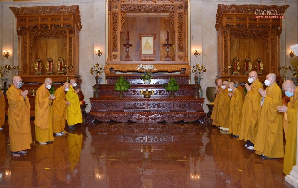 Đảnh lễ chư Tổ sư tại Tổ đường Việt Nam Quốc Tự Đảnh lễ chư Tổ sư tại Tổ đường Việt Nam Quốc Tự