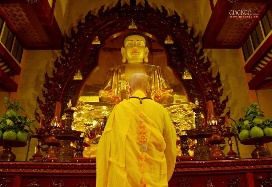 Trưởng lão Hòa thượng Đệ nhất Phó Pháp chủ GHPGVN niêm hương Tam bảo Trưởng lão Hòa thượng Đệ nhất Phó Pháp chủ GHPGVN niêm hương Tam bảo
