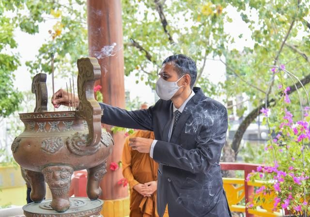 Ông Varadan Kumar, Tùy viên Quốc phòng Ấn Độ tại Hà Nội thắp hương tại chùa Tam Bảo Ông Varadan Kumar, Tùy viên Quốc phòng Ấn Độ tại Hà Nội thắp hương tại chùa Tam Bảo