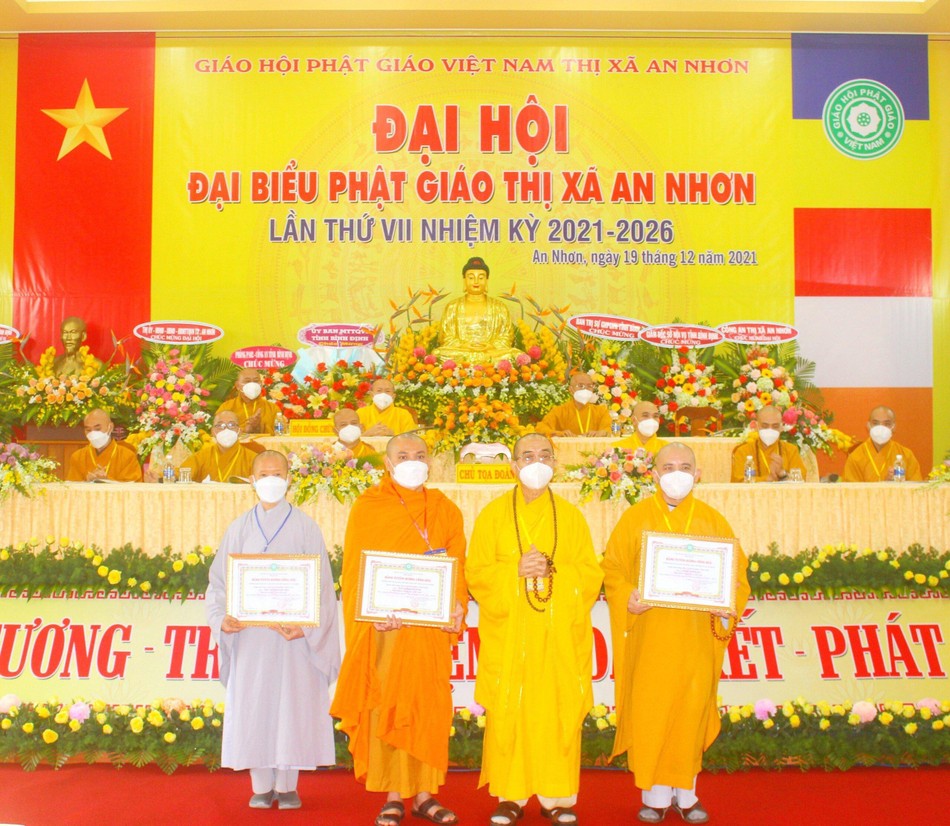 Chư Tăng Ni nhận Bằng tuyên dương công đức