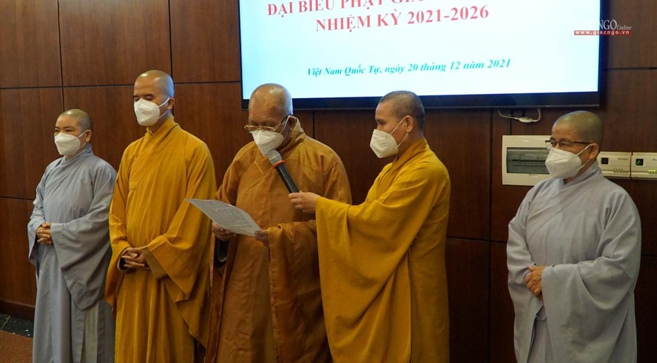 Thượng tọa Thích Giác Huệ đại diện Ban Trị sự GHPGVN huyện khóa IX tuyên bố mãn nhiệm