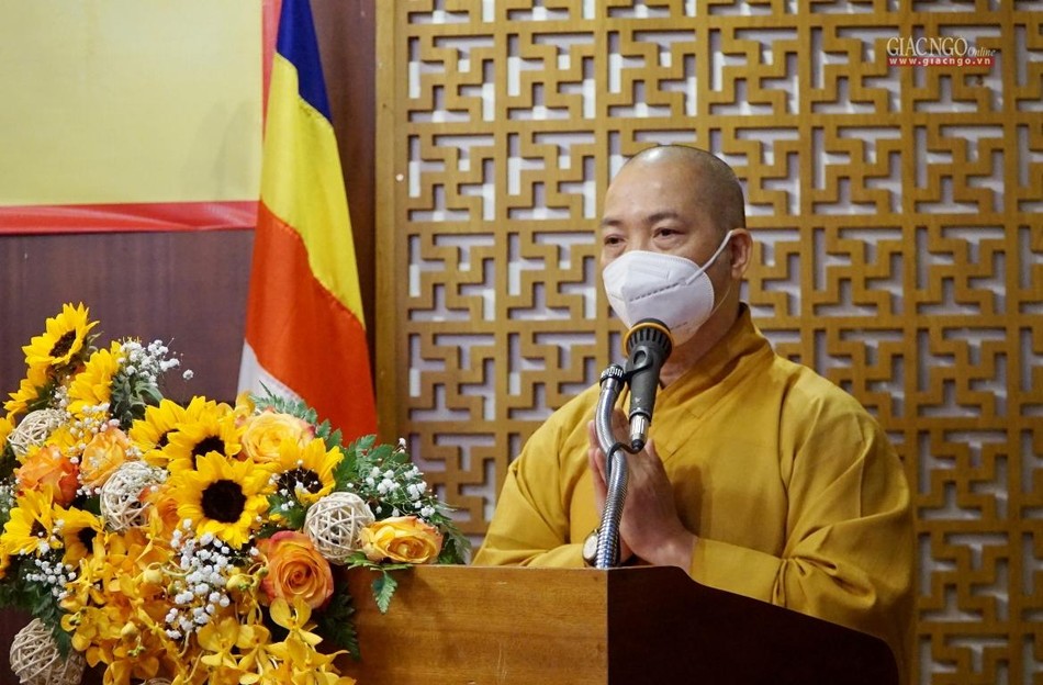 Thượng tọa Thích Quang Thạnh công bố quyết định tặng Bằng tuyên dương công đức của Ban Trị sự GHPGVN TP.HCM