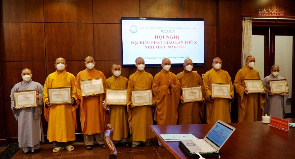 Thành viên Ban Trị sự GHPGVN huyện Cần Giờ khóa IX nhận Bằng tuyên dương công đức của Ban Thường trực Ban Trị sự GHPGVN TP.HCM