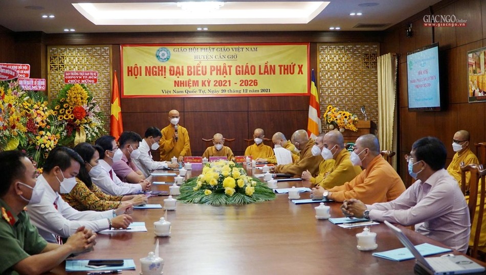 Đại đức Thích Thiện Quý lấy ý kiến biểu quyết của đại biểu