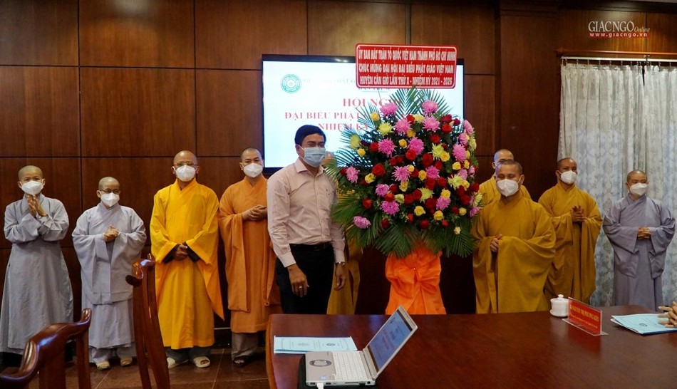 Ông Thạch Nghi Xuân tặng hoa chúc mừng Ủy ban MTTQVN TP.HCM