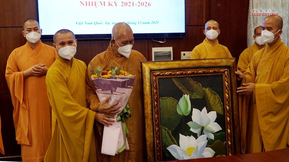 Tân Trưởng ban Trị sự GHPGVN huyện Cần Giờ tặng hoa tri ân Thượng tọa Thích Giác Huệ