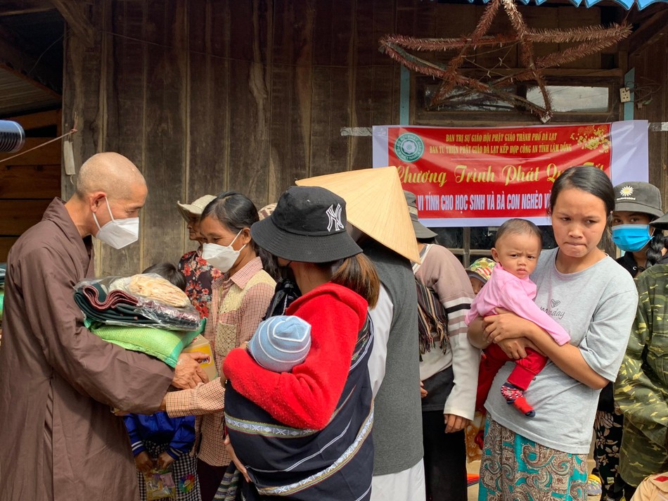 Trai quà đến những hộ dân hai thôn Cha Răng Hao và thôn BLa&apos;H xã Tà Năng