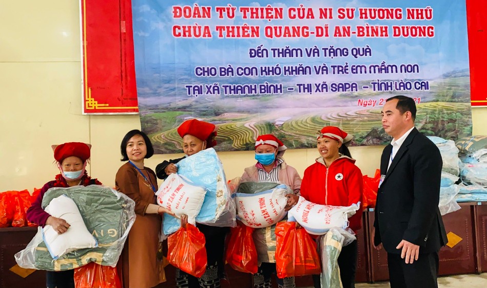 Đại diện chùa Thiên Quang trao quà cho đồng bào Dao, Mông