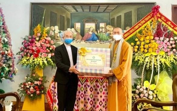 Thượng tọa Thích Tâm Đức tặng hoa, quà chúc mừng Linh mục Trần Xuân Mạnh, Chủ tịch Ủy ban Đoàn kết Công giáo tỉnh Thanh Hóa, Quản xứ Phúc Lãng Thượng tọa Thích Tâm Đức tặng hoa, quà chúc mừng Linh mục Trần Xuân Mạnh, Chủ tịch Ủy ban Đoàn kết Công giáo tỉnh Thanh Hóa, Quản xứ Phúc Lãng