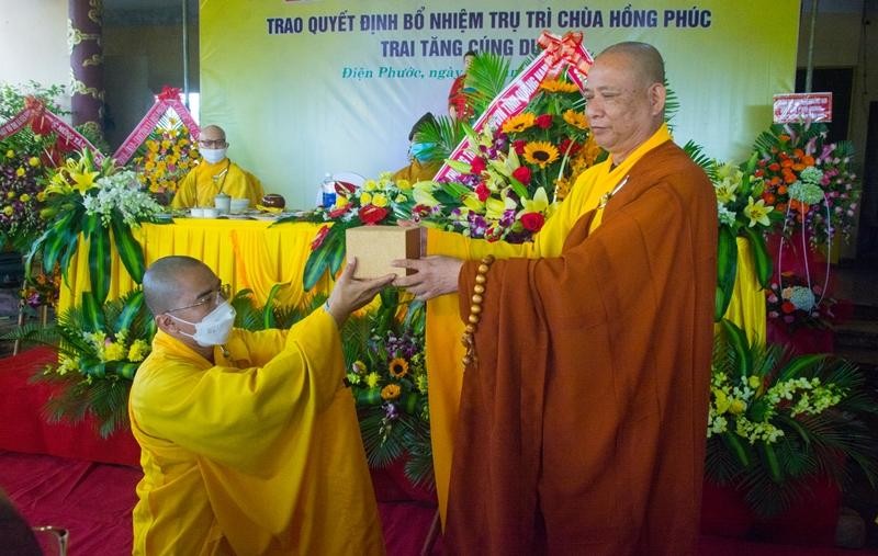 Hoà thượng Thích Phước Minh, Phó trưởng Ban Trị sự tỉnh trao khuôn dấu chùa Hồng Phúc đến Đại đức tân trụ trì Hoà thượng Thích Phước Minh, Phó trưởng Ban Trị sự tỉnh trao khuôn dấu chùa Hồng Phúc đến Đại đức tân trụ trì