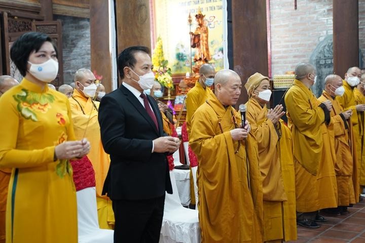 Thực hiện nghi thức dâng hương tưởng niệm và khóa lễ tụng kinh cầu siêu