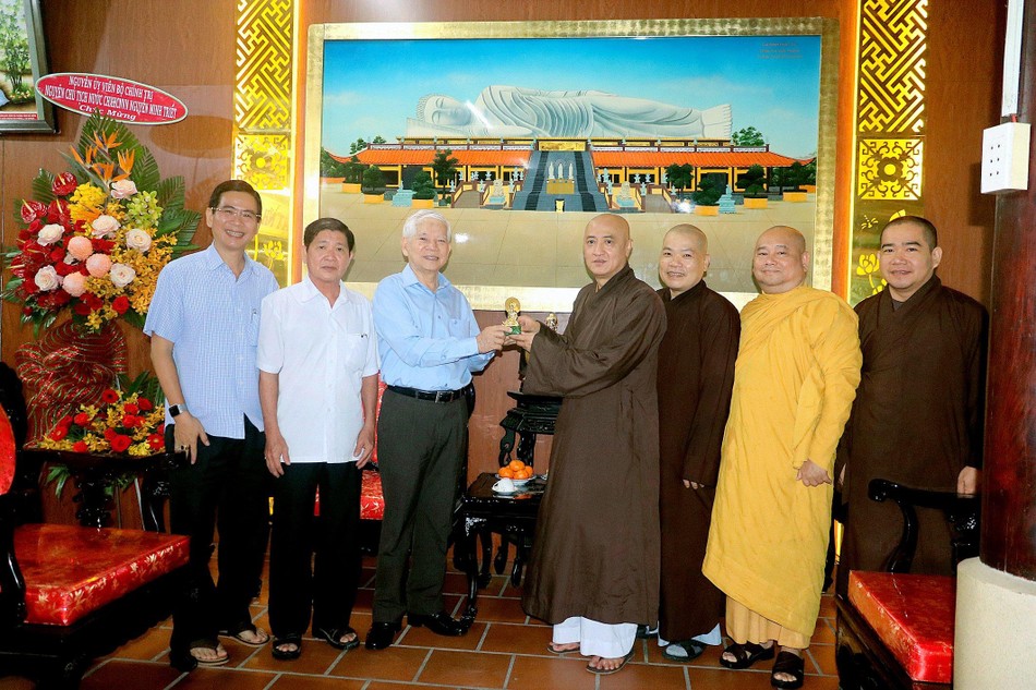 Hòa thượng Thích Huệ Thông kính tặng đến ông Nguyễn Minh Triết tôn tượng Phật Hòa thượng Thích Huệ Thông kính tặng đến ông Nguyễn Minh Triết tôn tượng Phật