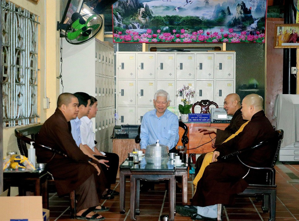 Hòa thượng Thích Huệ Thông tiếp thân mật ông Nguyễn Minh Triết Hòa thượng Thích Huệ Thông tiếp thân mật ông Nguyễn Minh Triết