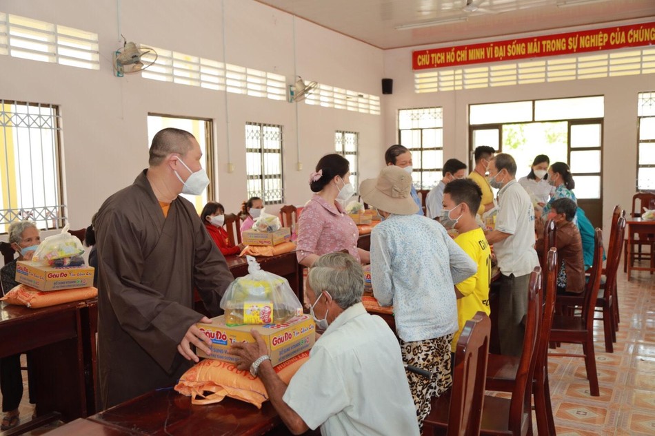 Đại đức Thích Minh Thuận đến những gia đình khó khăn tại huyện Kế Sách, tỉnh Sóc Trăng Đại đức Thích Minh Thuận đến những gia đình khó khăn tại huyện Kế Sách, tỉnh Sóc Trăng