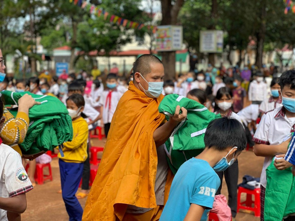 Trao quà đến học sinh Trao quà đến học sinh