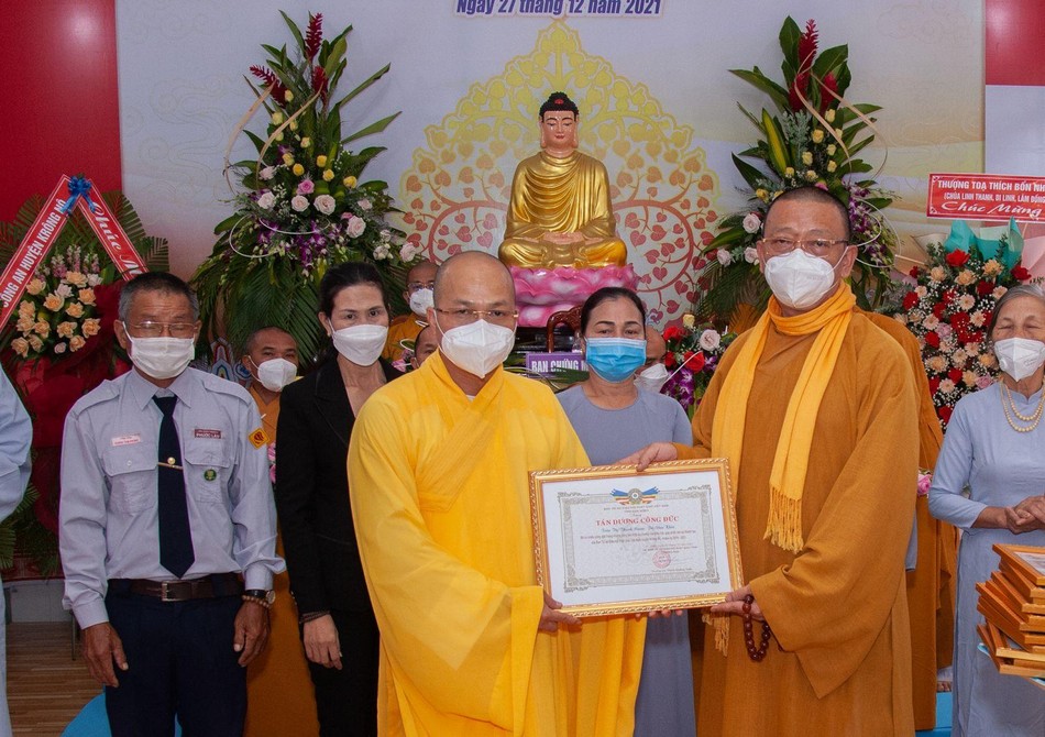 Thượng tọa Thích Quảng Tuấn trao Bằng tuyên dương công đức đến Đại đức Thích Nhuận Thái, Trưởng ban Trị sự GHPGVN huyện Krông Nô khóa I Thượng tọa Thích Quảng Tuấn trao Bằng tuyên dương công đức đến Đại đức Thích Nhuận Thái, Trưởng ban Trị sự GHPGVN huyện Krông Nô khóa I