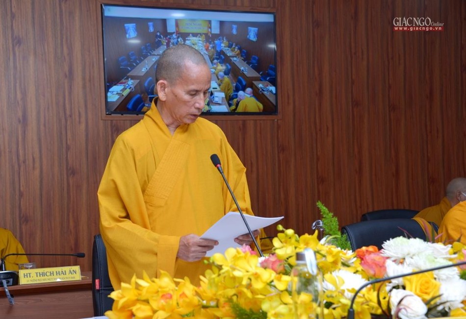 Thượng tọa Thích Thiện Thống, Phó Chủ tịch Hội đồng Trị sự trình danh sách đề nghị tấn phong giáo phẩm tại hội nghị Thượng tọa Thích Thiện Thống, Phó Chủ tịch Hội đồng Trị sự trình danh sách đề nghị tấn phong giáo phẩm tại hội nghị