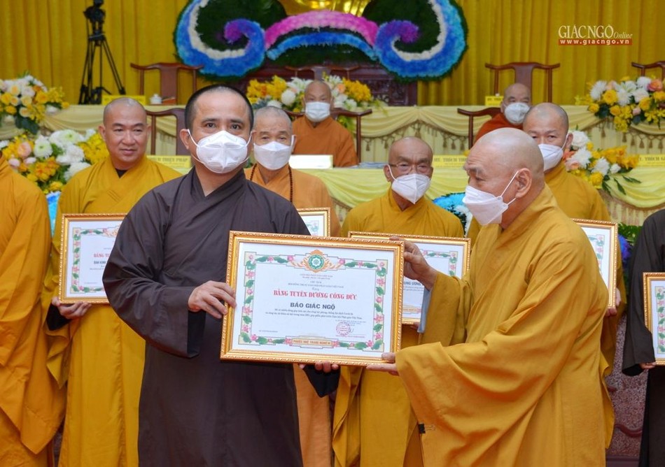 Đại diện Ban Biên tập báo Giác Ngộ nhận Bằng tuyên dương công đức Đại diện Ban Biên tập báo Giác Ngộ nhận Bằng tuyên dương công đức