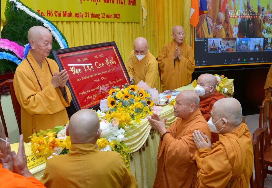 Dâng bảng "Đạo thọ cao hiển" đến Đức Quyền Pháp chủ GHPGVN Dâng bảng "Đạo thọ cao hiển" đến Đức Quyền Pháp chủ GHPGVN