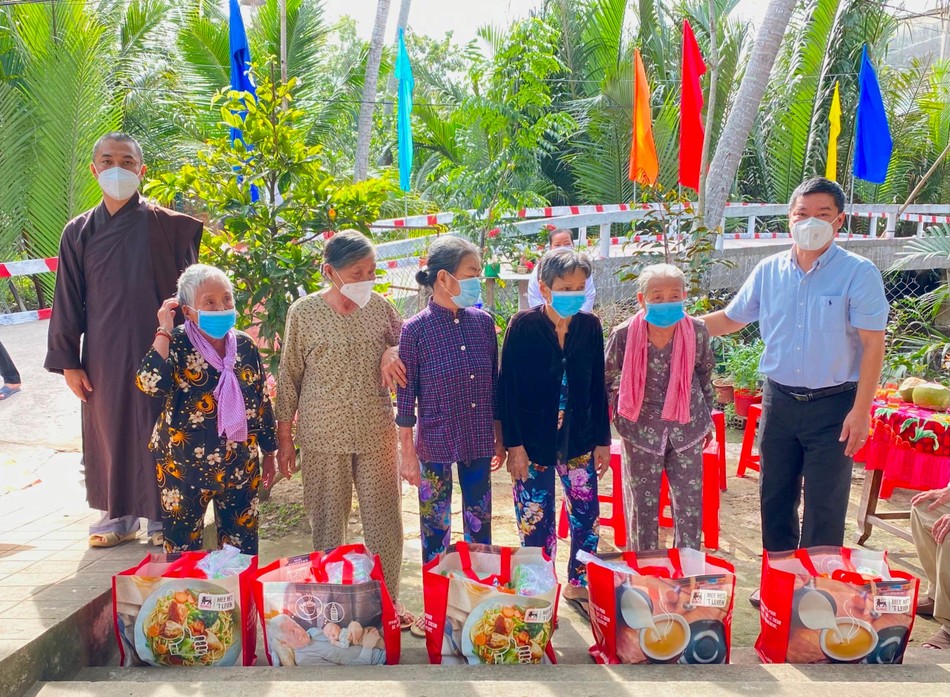 Chùa Pháp Vân tặng quà đến người dân địa phương Chùa Pháp Vân tặng quà đến người dân địa phương