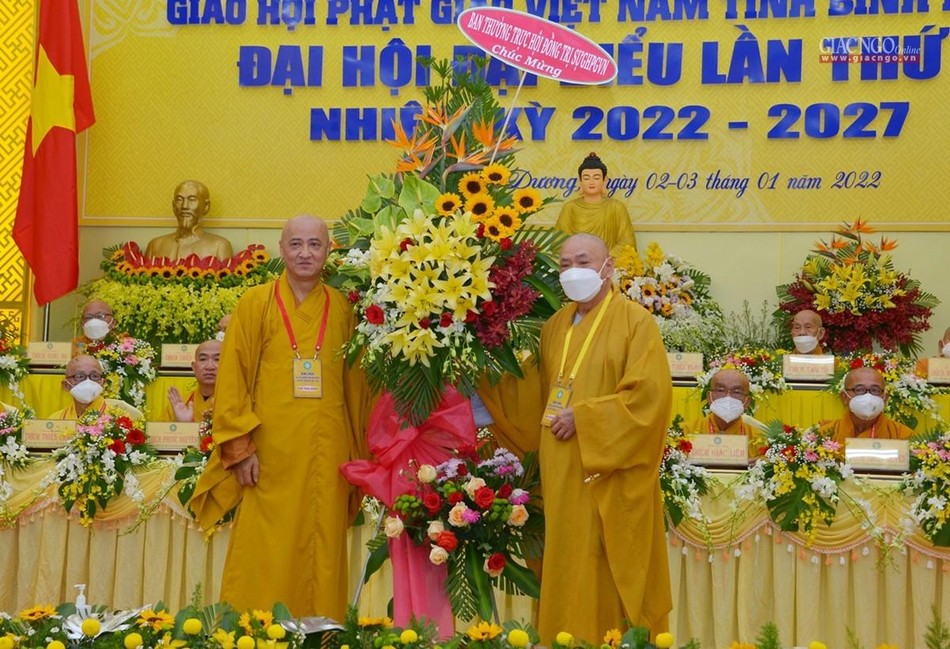 Hòa thượng Thích Thiện Pháp tặng lẵng hoa chúc mừng đại hội Hòa thượng Thích Thiện Pháp tặng lẵng hoa chúc mừng đại hội