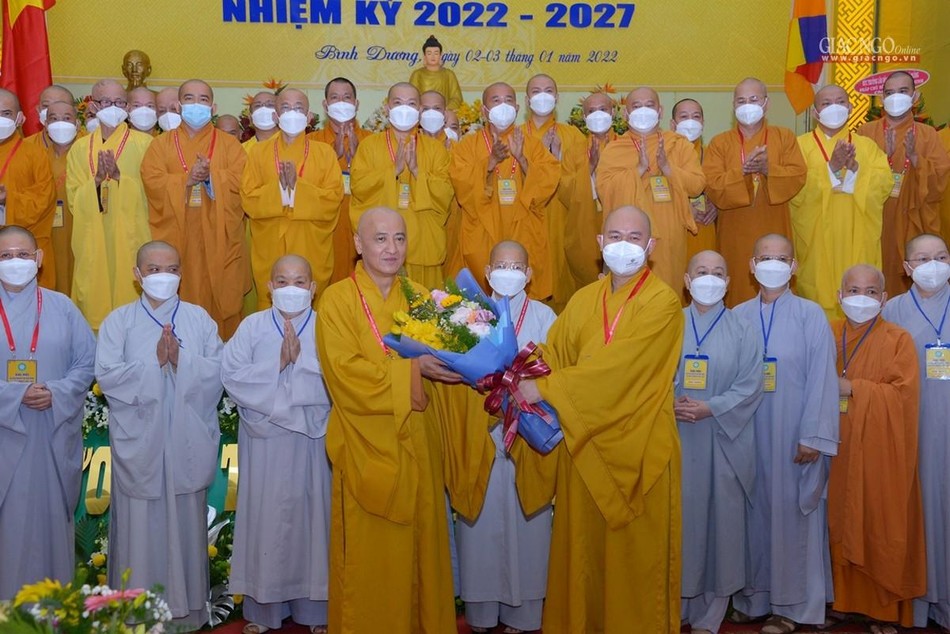 Thượng tọa Thích Đức Thiện tặng hoa chúc mừng tân Ban Trị sự Thượng tọa Thích Đức Thiện tặng hoa chúc mừng tân Ban Trị sự