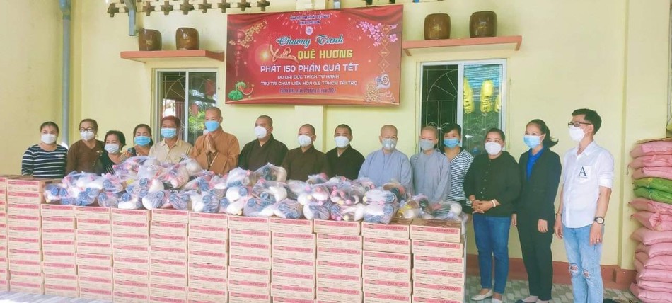 Các chùa trao quà đến những gia đình khó khăn