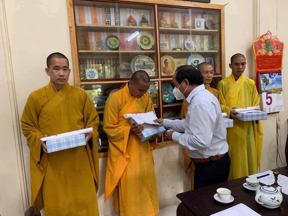 Ông Nguyễn Hữu Dinh trao quà đến chư Tăng