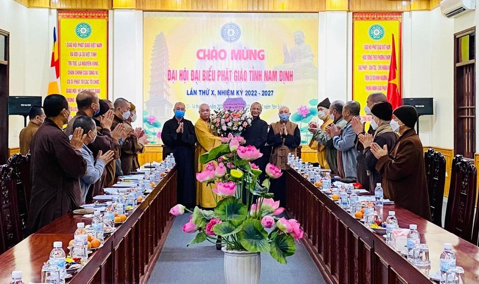 Ban Thường trực Ban Trị sự GHPGVN tỉnh đã chúc mừng Hòa thượng Thích Quảng Hà vừa được tấn phong giáo phẩm Ban Thường trực Ban Trị sự GHPGVN tỉnh đã chúc mừng Hòa thượng Thích Quảng Hà vừa được tấn phong giáo phẩm