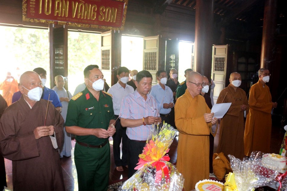 Chư tôn đức và đại diện các cơ quan niêm hương tưởng niệm Tổ khai sơ chùa Pháp Minh