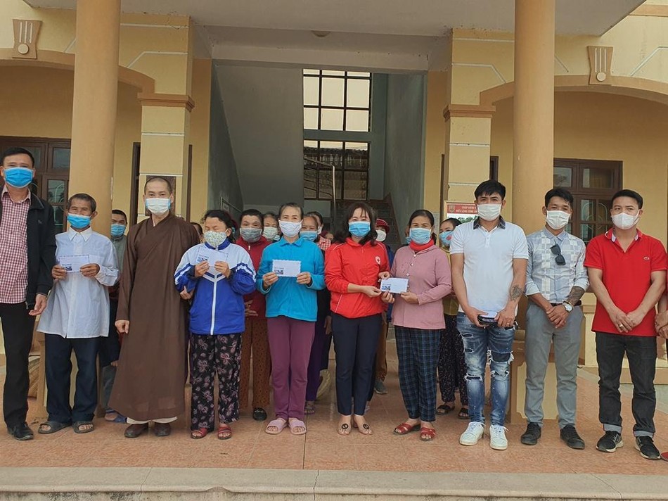 Đại đức Thích Thiền Bình cùng hội Chữ thập đỏ trao quà đến các gia đình có hoàn cảnh đặc biệt khó khăn ở xã An Ninh Đại đức Thích Thiền Bình cùng hội Chữ thập đỏ trao quà đến các gia đình có hoàn cảnh đặc biệt khó khăn ở xã An Ninh