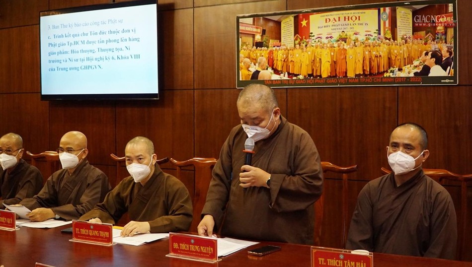 Thượng tọa Thích Trung Nguyện trình chương trình buổi họp Thượng tọa Thích Trung Nguyện trình chương trình buổi họp