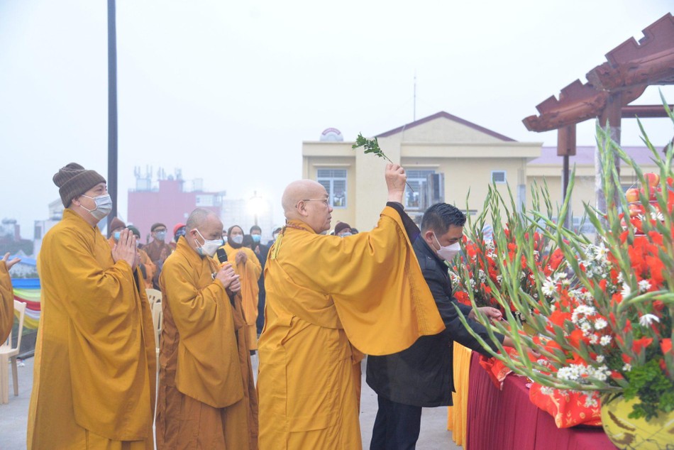 Hòa thượng Thích Quảng Tùng, Phó Chủ tịch Hội đồng Trị sự, Trưởng ban Trị sự GHPGVN TP.Hải Phòng thực hiện sái tịnh Hòa thượng Thích Quảng Tùng, Phó Chủ tịch Hội đồng Trị sự, Trưởng ban Trị sự GHPGVN TP.Hải Phòng thực hiện sái tịnh