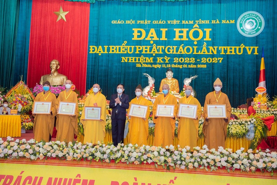 Chư tôn đức Ban Trị sự Phật giáo tỉnh Hà Nam nhận Bằng khen vì những đóng góp của nhiệm kỳ qua Chư tôn đức Ban Trị sự Phật giáo tỉnh Hà Nam nhận Bằng khen vì những đóng góp của nhiệm kỳ qua