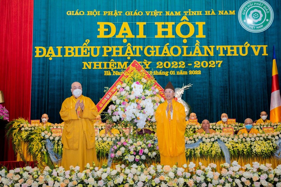 Hòa thượng Thích Thanh Nhiễu tặng lẵng hoa của Hội đồng Trị sự chúc mừng đại hội Hòa thượng Thích Thanh Nhiễu tặng lẵng hoa của Hội đồng Trị sự chúc mừng đại hội