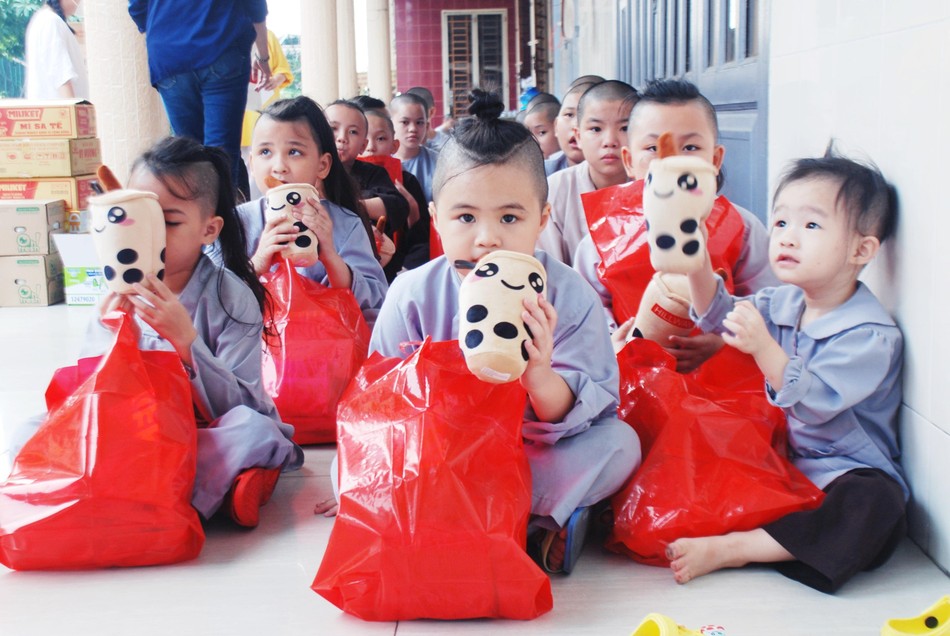 Các cháu ở chùa Bình An được nhận quà vui Tết Các cháu ở chùa Bình An được nhận quà vui Tết