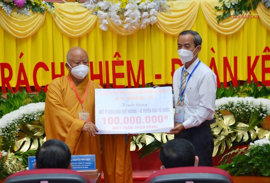 Ban Trị sự trao 100.000 triệu đồng ủng hộ &quot;Vì biển đảo quê hương&quot;