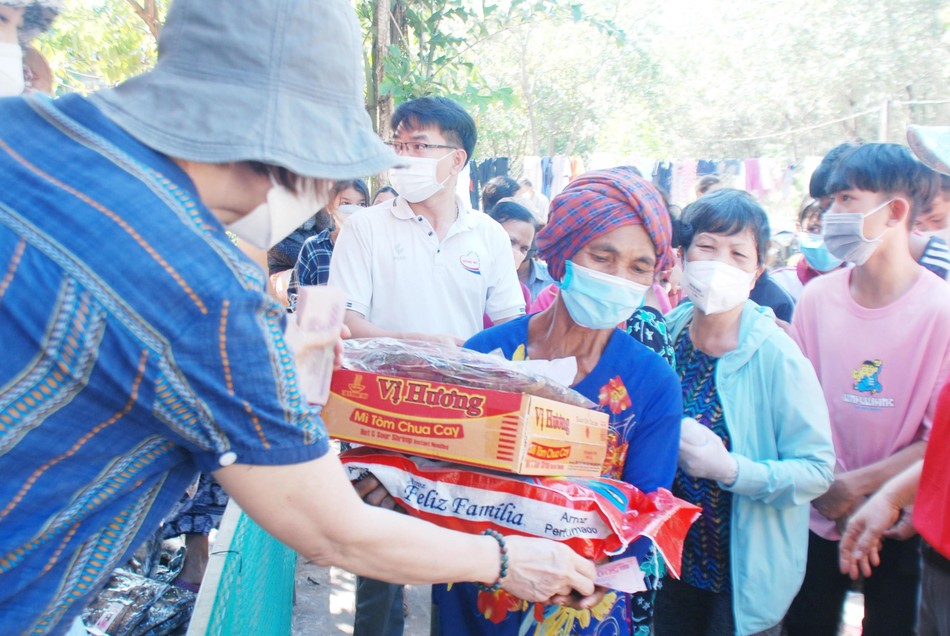 Thành viên Ban Từ thiện thiền viện Vạn Hạnh trao quà đến đồng bào xã Đồng Hơ