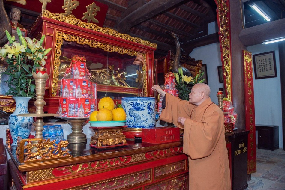 Hòa thượng Thích Thiện Nhơn niêm hưởng, đảnh lễ chư Tổ Hòa thượng Thích Thiện Nhơn niêm hưởng, đảnh lễ chư Tổ